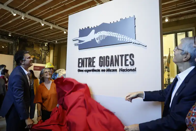 Museu Nacional reabre com exposição "Entre Gigantes" sete anos após incêndio. Destaques incluem esqueleto de baleia cachalote e meteorito Bendegó. Reconstrução segue com apoio do BNDES e MEC.