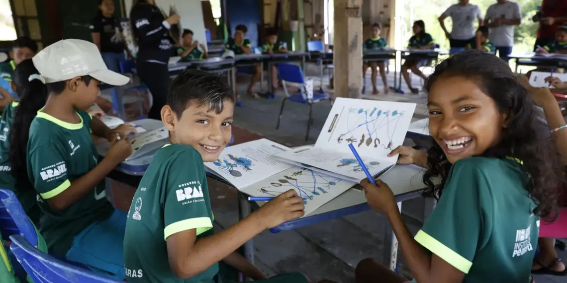 Na Vila dos Pescadores de Ajuruteua, em Bragança (PA), crianças aprendem a ler com o apoio do projeto AlfaMangue, que alia educação, meio ambiente e cultura local para transformar realidades.