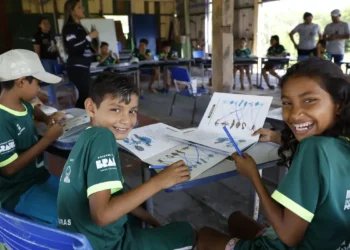 Na Vila dos Pescadores de Ajuruteua, em Bragança (PA), crianças aprendem a ler com o apoio do projeto AlfaMangue, que alia educação, meio ambiente e cultura local para transformar realidades.