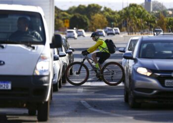 É falso que o Governo Federal cobre IPVA sobre bicicletas. Tributo é estadual e não se aplica a veículos sem motor. Contran exige itens obrigatórios de segurança.