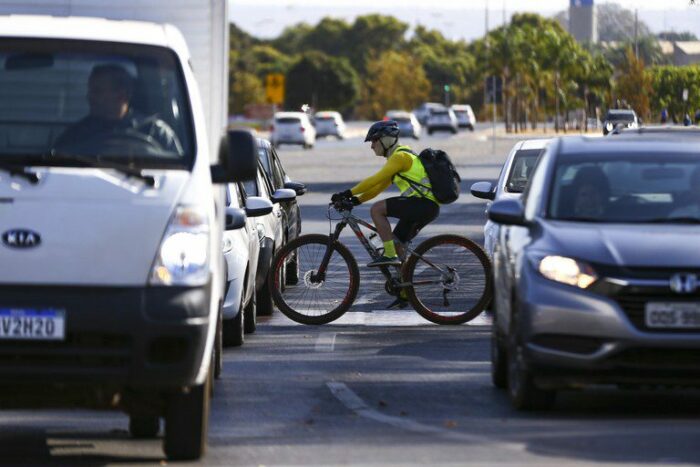 É falso que o Governo Federal cobre IPVA sobre bicicletas. Tributo é estadual e não se aplica a veículos sem motor. Contran exige itens obrigatórios de segurança.