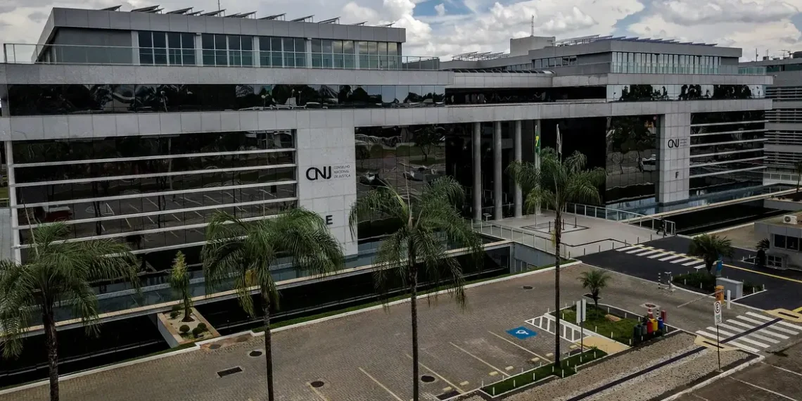 Conselho Nacional de Justiça suspende promoção de juiz ao cargo de desembargador por desrespeito à resolução de equidade de gênero. Nova lista deve incluir apenas mulheres. TJDFT tem até cinco dias para prestar esclarecimentos.