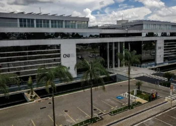 Conselho Nacional de Justiça suspende promoção de juiz ao cargo de desembargador por desrespeito à resolução de equidade de gênero. Nova lista deve incluir apenas mulheres. TJDFT tem até cinco dias para prestar esclarecimentos.