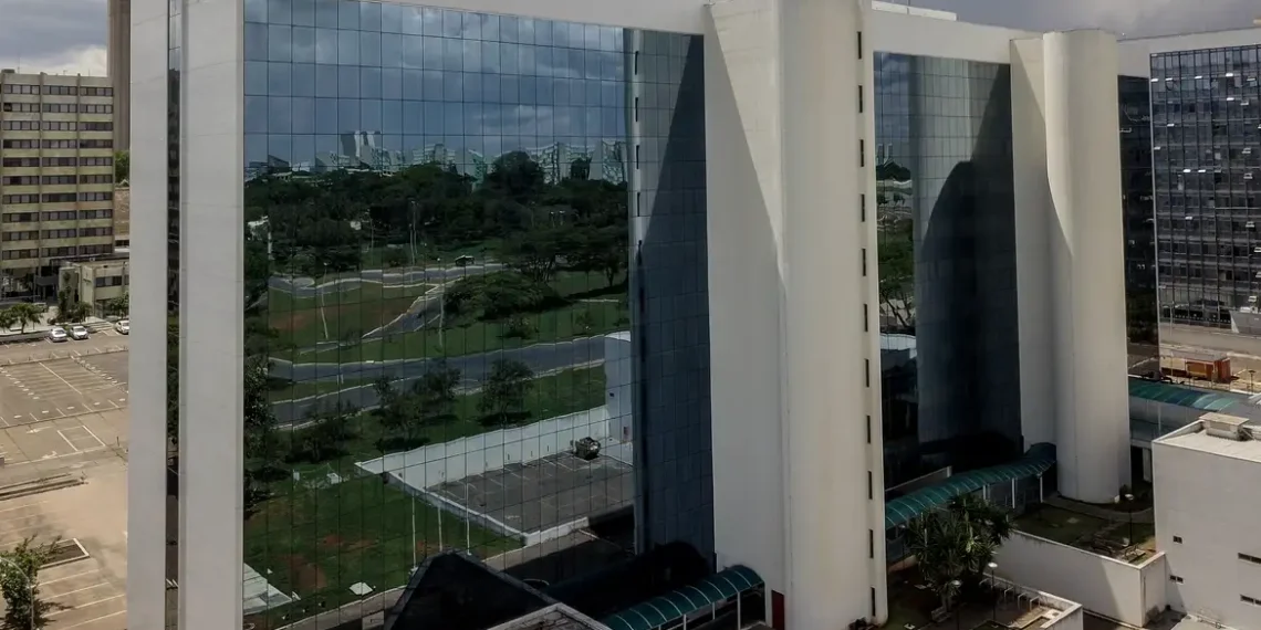 INSS propõe iniciar em 24 de julho o ressarcimento de descontos irregulares nos benefícios de aposentados. Devolução será feita a cada 15 dias com correção pelo IPCA.