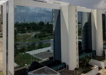 INSS propõe iniciar em 24 de julho o ressarcimento de descontos irregulares nos benefícios de aposentados. Devolução será feita a cada 15 dias com correção pelo IPCA.