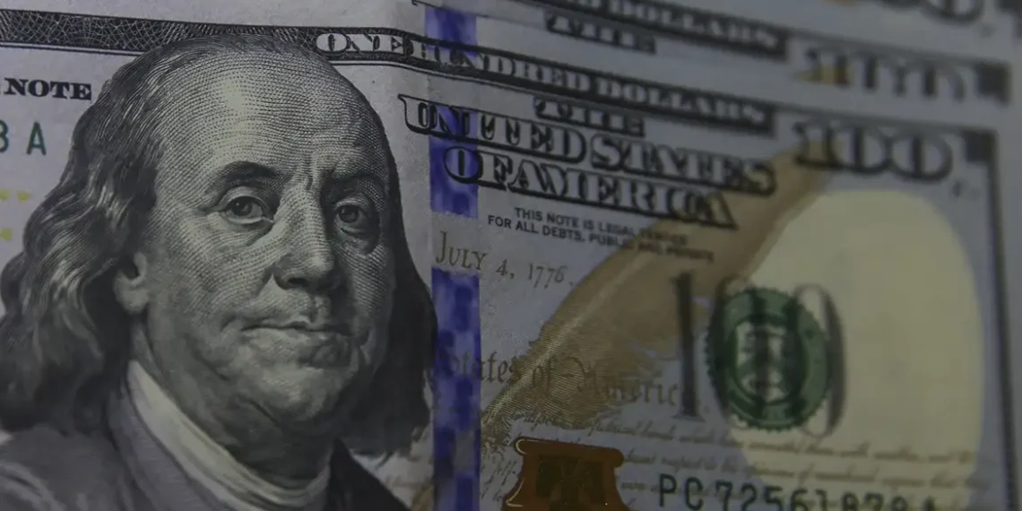 Em dia de tensão entre Executivo e Legislativo, o dólar sobe para R$ 5,55 e a bolsa recua. Votação na Câmara sobre o IOF preocupa mercado e pressiona o governo.