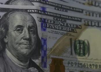 Em dia de tensão entre Executivo e Legislativo, o dólar sobe para R$ 5,55 e a bolsa recua. Votação na Câmara sobre o IOF preocupa mercado e pressiona o governo.