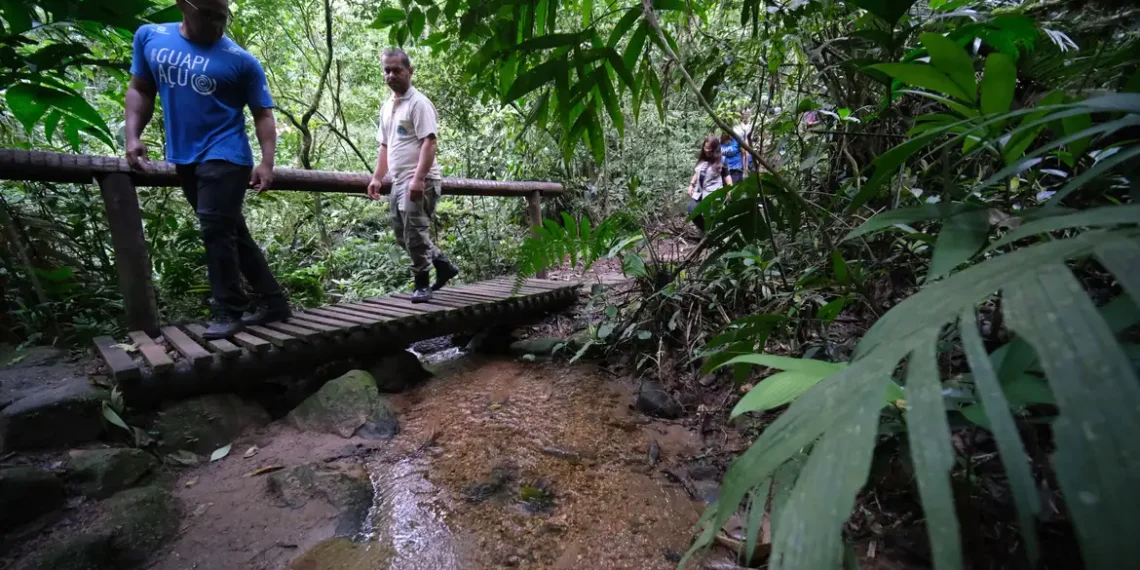 Morte de Juliana Marins durante trilha no Monte Rinjani, na Indonésia, reacende debate sobre segurança no turismo de aventura. Especialistas reforçam a importância do planejamento e orientação adequada.
