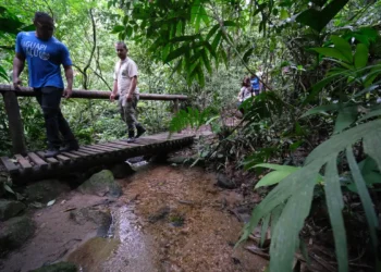Morte de Juliana Marins durante trilha no Monte Rinjani, na Indonésia, reacende debate sobre segurança no turismo de aventura. Especialistas reforçam a importância do planejamento e orientação adequada.