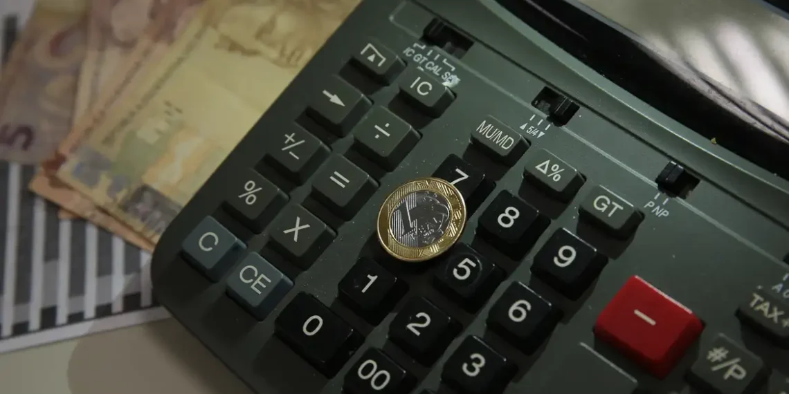Atividade econômica brasileira cresce 0,2% em abril, aponta IBC-Br. No acumulado do ano, alta é de 3,5%. Selic permanece em 14,75%, e inflação atinge 5,32% em 12 meses.