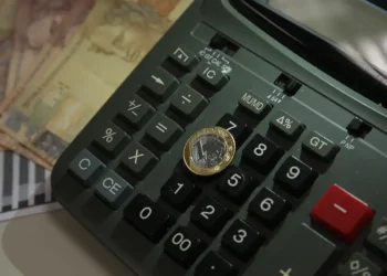 Atividade econômica brasileira cresce 0,2% em abril, aponta IBC-Br. No acumulado do ano, alta é de 3,5%. Selic permanece em 14,75%, e inflação atinge 5,32% em 12 meses.