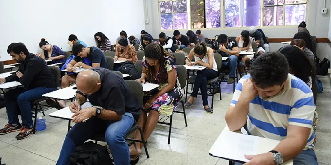 Brasileiros que vivem no exterior têm até 27 de junho para se inscrever no Encceja 2025. Provas serão realizadas em setembro e garantem certificação gratuita do ensino fundamental e médio.