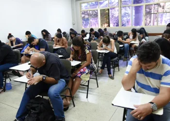 Brasileiros que vivem no exterior têm até 27 de junho para se inscrever no Encceja 2025. Provas serão realizadas em setembro e garantem certificação gratuita do ensino fundamental e médio.