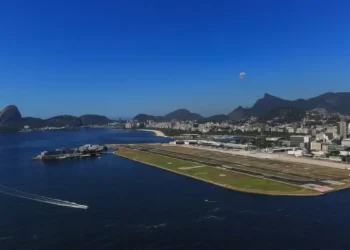 Por causa da Cúpula do Brics, o Aeroporto Santos Dumont ficará fechado para pousos e decolagens nos dias 6 e 7 de julho. Voos serão transferidos para o Galeão. Saiba o que muda para os passageiros.