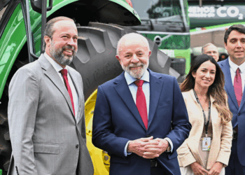 Mistura obrigatória de etanol na gasolina sobe para 30% (E30) e de biodiesel no diesel para 15% (B15) a partir de agosto. Medida garante autossuficiência energética e redução no preço dos combustíveis.