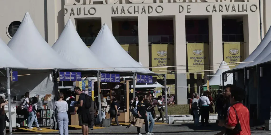 A 4ª edição d’A Feira do Livro homenageia Ruth Rocha e destaca autores como André Gravatá. Evento gratuito reúne mais de 200 nomes da literatura na Praça Charles Miller, em São Paulo.