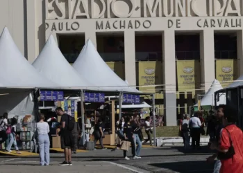 A 4ª edição d’A Feira do Livro homenageia Ruth Rocha e destaca autores como André Gravatá. Evento gratuito reúne mais de 200 nomes da literatura na Praça Charles Miller, em São Paulo.
