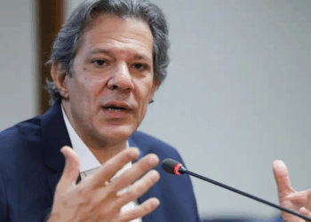 Fernando Haddad confirma proposta de alíquota única de 17,5% no IR sobre aplicações financeiras e aumento da CSLL sobre fintechs e bets. Medidas visam compensar elevação do IOF.