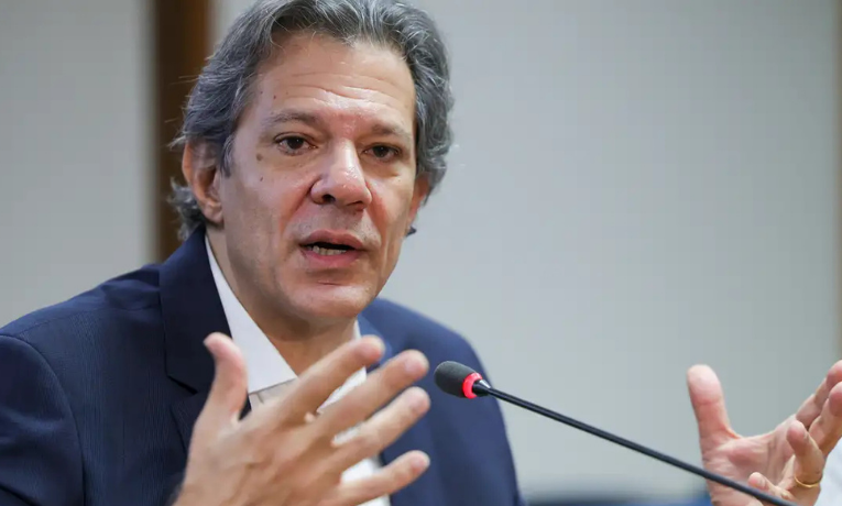 Fernando Haddad confirma proposta de alíquota única de 17,5% no IR sobre aplicações financeiras e aumento da CSLL sobre fintechs e bets. Medidas visam compensar elevação do IOF.