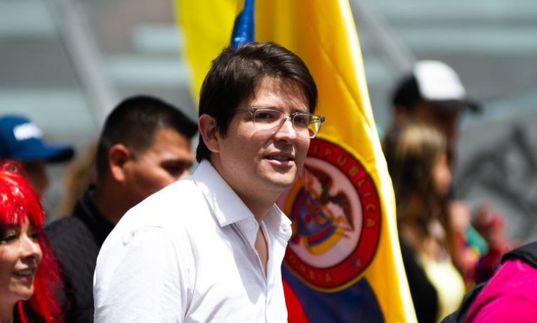 Miguel Uribe, senador colombiano e possível presidenciável, apresenta melhora neurológica após ser baleado na cabeça em Bogotá. Estado ainda é crítico.