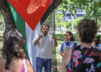 Ativista brasileiro é mantido preso em Israel após missão humanitária à Faixa de Gaza. Tribunal confirma deportação; caso é tratado como crime de guerra pelo CNDH.