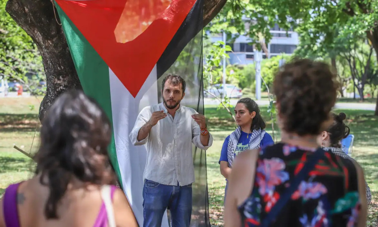 Ativista brasileiro é mantido preso em Israel após missão humanitária à Faixa de Gaza. Tribunal confirma deportação; caso é tratado como crime de guerra pelo CNDH.