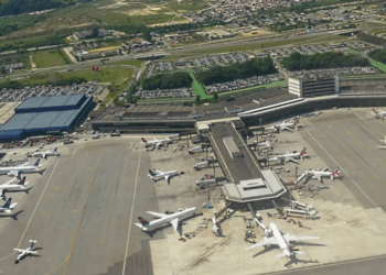 A Polícia Federal prendeu cinco pessoas no Aeroporto de Guarulhos nesta terça (10/6), sendo quatro por tráfico internacional de drogas e uma por mandado judicial. Parte da cocaína foi engolida por passageiros e parte estava escondida em isopor.