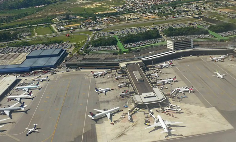 A Polícia Federal prendeu cinco pessoas no Aeroporto de Guarulhos nesta terça (10/6), sendo quatro por tráfico internacional de drogas e uma por mandado judicial. Parte da cocaína foi engolida por passageiros e parte estava escondida em isopor.