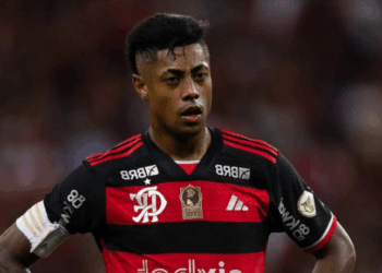 O Ministério Público do Distrito Federal denunciou o atacante Bruno Henrique, do Flamengo, por fraude esportiva e estelionato, em investigação sobre esquema de apostas no Brasileirão 2023.