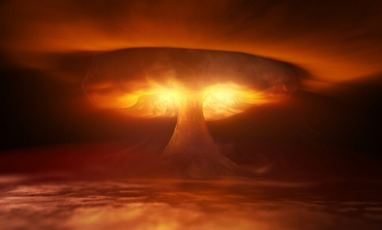 Durante visita a Hiroshima, Tulsi Gabbard afirmou que o mundo nunca esteve tão próximo de um conflito nuclear. Ela critica a elite política e os belicistas por alimentarem tensões e pede mobilização global pelo desarmamento.