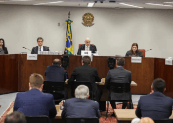 STF conclui interrogatórios do núcleo militar da trama golpista ligada a Jair Bolsonaro. Réus terão prazo para defesa e alegações finais antes da sentença. Julgamento pode ocorrer no segundo semestre de 2025.