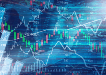 Ibovespa cai 0,43% e fecha aos 137.212 pontos em 13 de junho de 2025. Queda foi influenciada por recuo das bolsas americanas e baixa nas ações de Vale, Itaú e Ambev. Petrobras sobe.