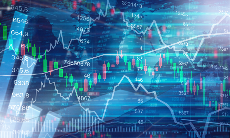 Ibovespa cai 0,43% e fecha aos 137.212 pontos em 13 de junho de 2025. Queda foi influenciada por recuo das bolsas americanas e baixa nas ações de Vale, Itaú e Ambev. Petrobras sobe.