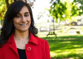 A ministra das Relações Exteriores do Canadá condena ataques do Irã a Israel, pede moderação mútua e destaca importância da diplomacia para evitar uma crise regional.