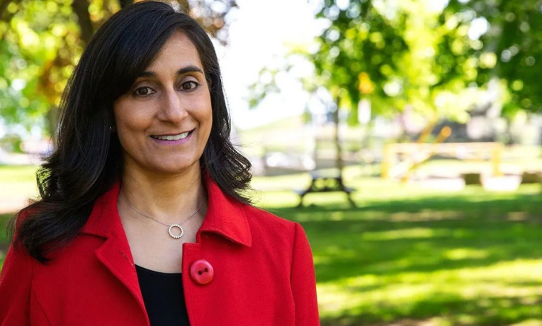 A ministra das Relações Exteriores do Canadá condena ataques do Irã a Israel, pede moderação mútua e destaca importância da diplomacia para evitar uma crise regional.