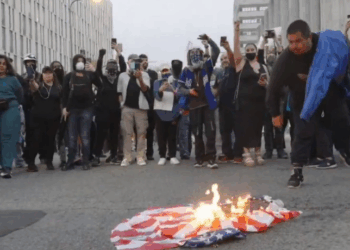 Los Angeles impõe toque de recolher em meio a protestos contra Trump; prisões em massa começam e tropas federais devem reforçar policiamento.