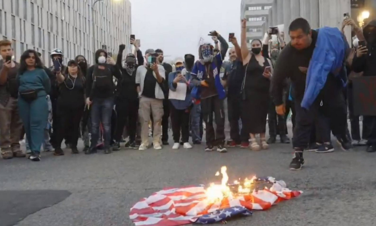 Los Angeles impõe toque de recolher em meio a protestos contra Trump; prisões em massa começam e tropas federais devem reforçar policiamento.