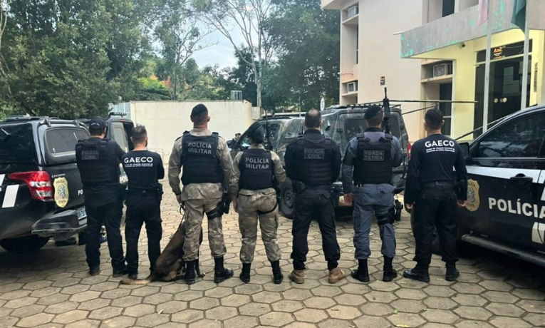 Operação “Bandido Não Se Cria” mira o Comando Vermelho no Espírito Santo e Bahia. MPES e MPBA cumprem 49 mandados de prisão por tráfico de drogas e associação criminosa.