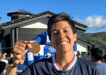 Capixaba Érica Rodrigues vence o Pan-Americano de Triathlon na Colômbia com apoio do programa Voe Atleta. Atleta celebra conquista na classe PTS5 após meses de preparação.