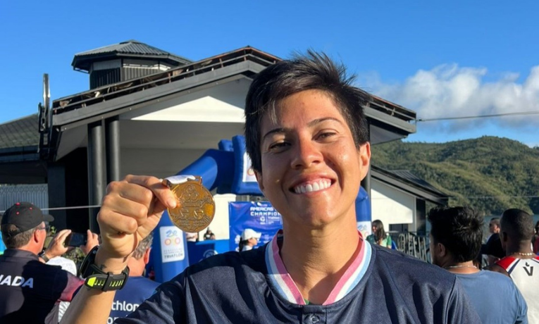Capixaba Érica Rodrigues vence o Pan-Americano de Triathlon na Colômbia com apoio do programa Voe Atleta. Atleta celebra conquista na classe PTS5 após meses de preparação.