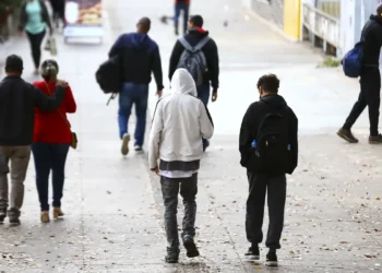 Frente fria chega a São Paulo com rajadas de vento de até 80km/h e previsão de mínima recorde de 5°C na quarta (25). Defesa Civil decreta alerta para baixas temperaturas. Confira a previsão completa.