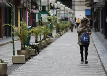 O Inmet emitiu alerta laranja de frio intenso no RS e SC e alerta de chuvas fortes com risco de alagamentos em 236 municípios do Sul. Veja recomendações e áreas afetadas.