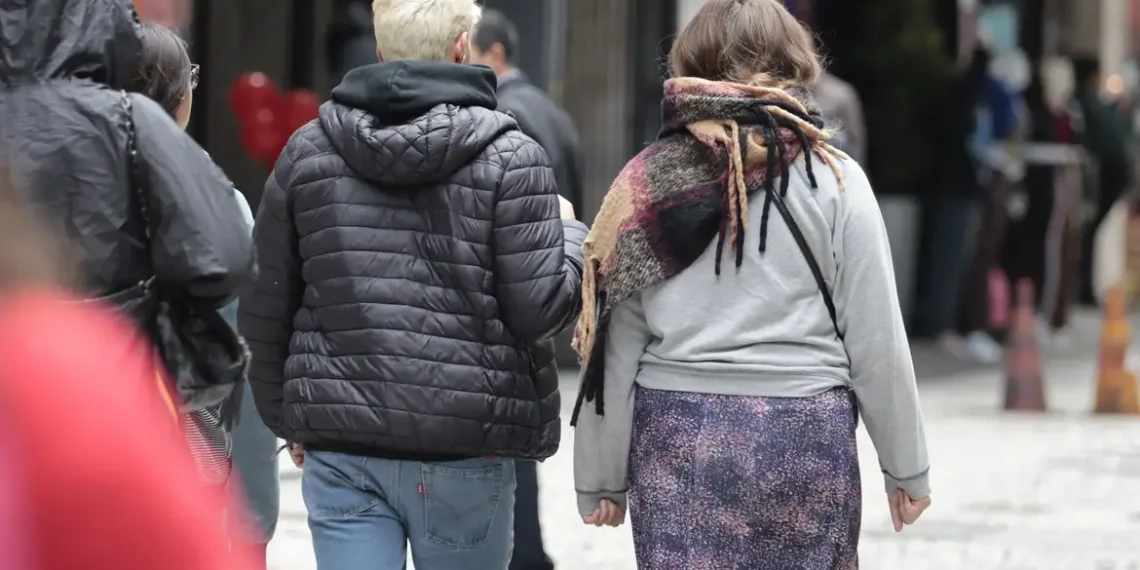 Defesa Civil de São Paulo alerta para ventos fortes entre os dias 29 e 30 de junho. Regiões como capital, litoral e interior podem ser afetadas. Frio retorna na quarta-feira.
