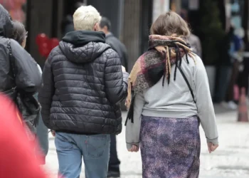 Defesa Civil de São Paulo alerta para ventos fortes entre os dias 29 e 30 de junho. Regiões como capital, litoral e interior podem ser afetadas. Frio retorna na quarta-feira.