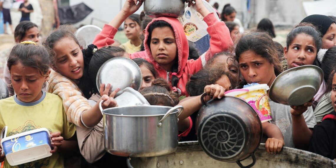 Ataques israelenses mataram 200 palestinos e feriram mil em 48 horas na Faixa de Gaza. Conflito já deixa mais de 55,9 mil mortos desde outubro de 2023. ONU pede ajuda humanitária urgente.