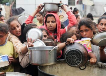 Ataques israelenses mataram 200 palestinos e feriram mil em 48 horas na Faixa de Gaza. Conflito já deixa mais de 55,9 mil mortos desde outubro de 2023. ONU pede ajuda humanitária urgente.