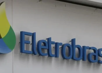 A Eletrobras completa três anos de privatização com avanços em gestão e investimentos, mas ações seguem abaixo do esperado, pressionadas por cenário setorial e riscos políticos.