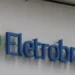 A Eletrobras completa três anos de privatização com avanços em gestão e investimentos, mas ações seguem abaixo do esperado, pressionadas por cenário setorial e riscos políticos.