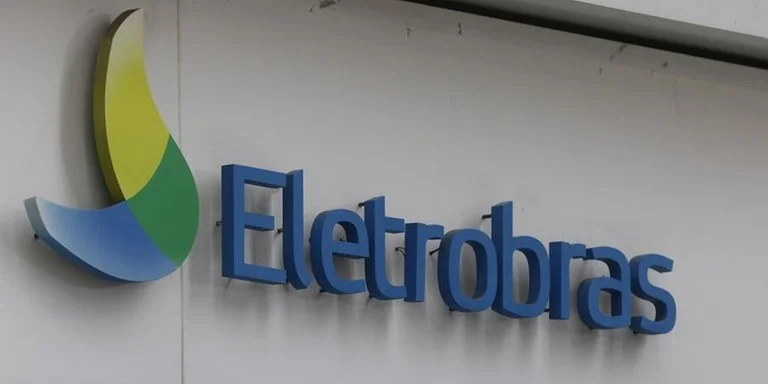 A Eletrobras completa três anos de privatização com avanços em gestão e investimentos, mas ações seguem abaixo do esperado, pressionadas por cenário setorial e riscos políticos.