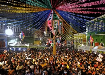 Arraiá Brasil 2025 traz ao vivo o clima das festas juninas com shows em Salvador, Amargosa, Caruaru e Campina Grande. A programação vai até 30 de junho com exibição na TV, rádio e streaming.